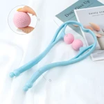 Masajeador cervical manual azul con rodillos rosas para alivio de tensión en el cuello.