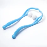 Masajeador cervical manual azul con rodillos blancos para aliviar tensión en cuello y hombros.