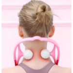 Masajeador cervical manual rosa con rodillos blancos para aliviar tensión en cuello y hombros.