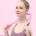 Masajeador cervical manual rosado con rodillos para aliviar tensión en el cuello.