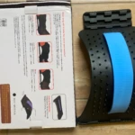 Masajeador de espalda y lumbar con 3 niveles de estiramiento y banda azul de soporte.