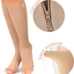 Medias de compresión con cremallera y pie abierto, ideales para soporte y comodidad.