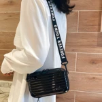 Mini bolso negro tipo maleta con correa de hombro "Forever Young"