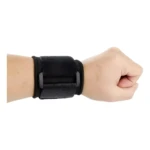 Muñequera ortopédica negra ajustable, soporta la muñeca con firmeza.