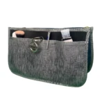 Organizador de bolso para dama gris con llavero Nissan y cosméticos.