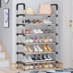 Zapatero organizador de 6 niveles con zapatos y accesorios ordenados por colores.