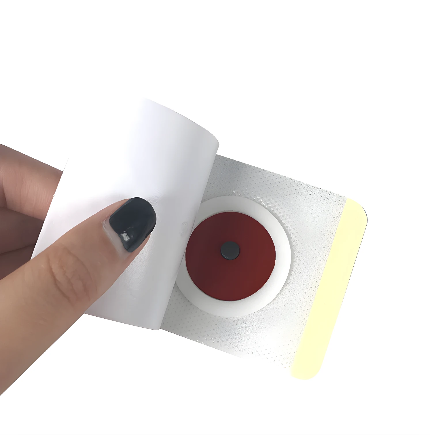 Parches adelgazantes X30 sticker con centro rojo, sostenidos por mano con uñas oscuras.