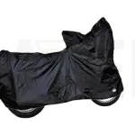 Pijama para moto semi impermeable, cubriendo una motocicleta negra con rueda visible y bandera de Colombia.