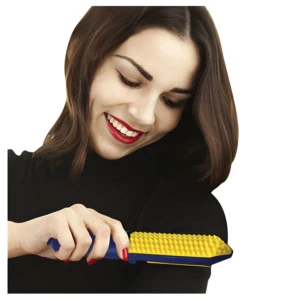 Rodillo quita pelo Sticky Roller azul y amarillo, mujer sonriente usándolo.