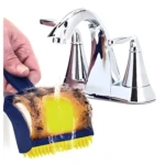 Rodillo quita pelo Sticky Roller atrapando pelusa y suciedad bajo el grifo cromado.