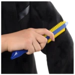 Rodillo quita pelo pegajoso en acción, limpiando chaqueta negra.