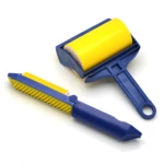 Rodillo sticky roller quita pelo azul y amarillo, ideal para ropa y superficies.