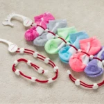 Set x2 ganchos organizadores de medias en forma de pie con medias de colores para colgar y secar.