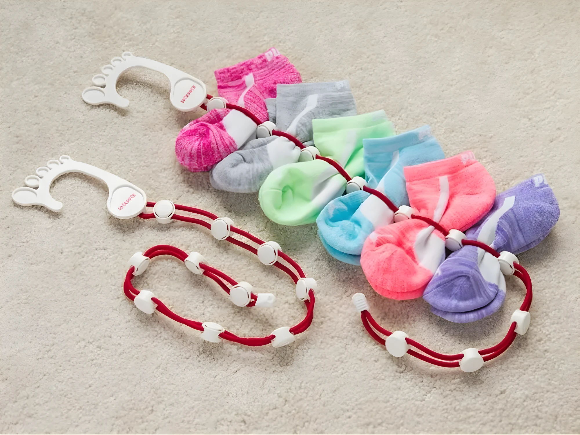 Set x2 ganchos organizadores de medias en forma de pie con medias de colores para colgar y secar.