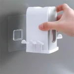 Soporte doble para cepillos montado en pared, dispensador blanco, mano sujetando.