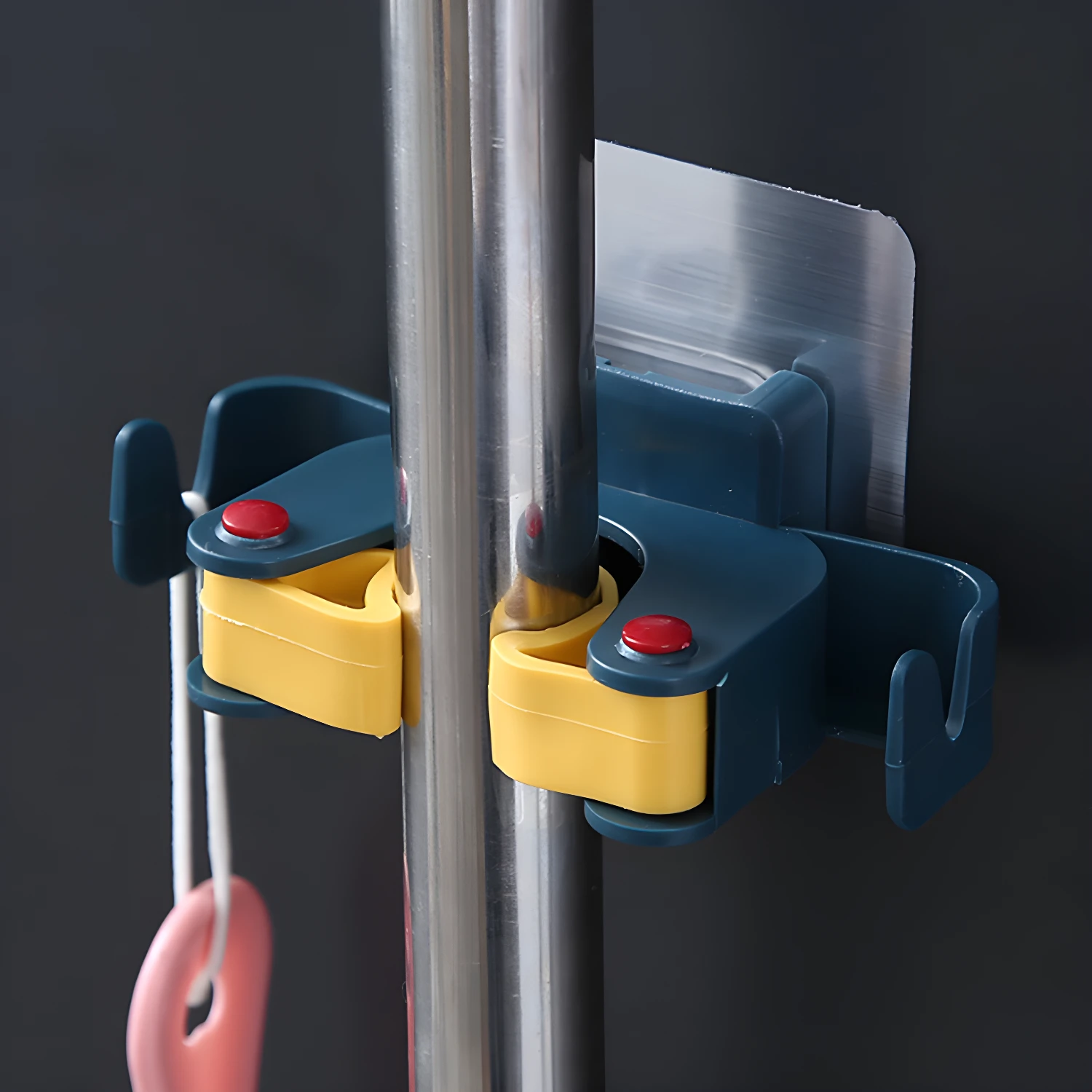 Set x2 soportes adhesivos para escobas y traperos con gancho.