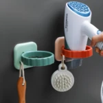 Soporte multifuncional para secador y accesorios de baño, ideal para organizar tu espacio.