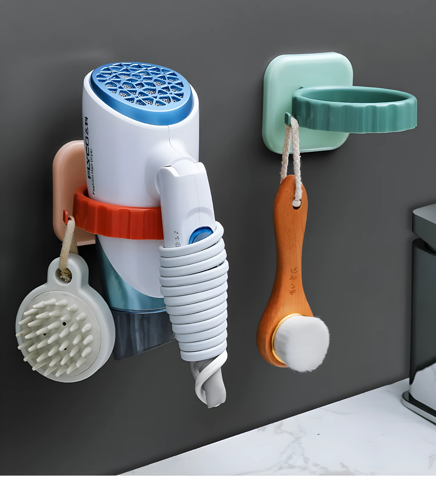 Soporte multifuncional para secador de pelo y accesorios de baño, organiza tus artículos de forma práctica.