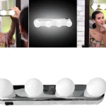Tira de 4 bombillos LED Studio Glow para tocador con espejo y aplicación de maquillaje.