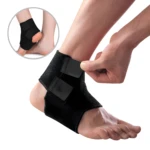 Tobillera deportiva ajustable negra con cierre de velcro, ideal para deportes.