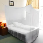 Toldillo mosquitero blanco para cama doble, con dosel y lámpara auxiliar.