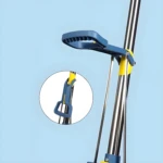 Trapeador esponja azul con mango plateado, con detalle de gancho en círculo.