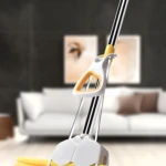 Trapeador esponja amarillo con mango a rayas, ideal para limpieza de suelos en sala.