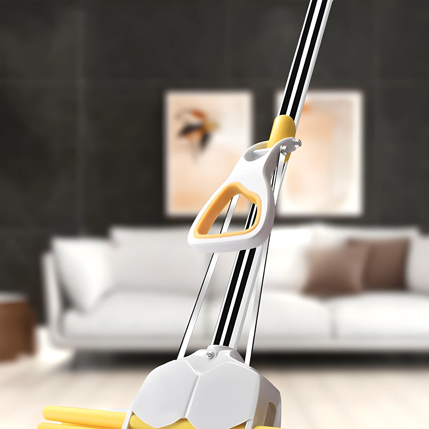 Trapeador esponja amarillo con mango a rayas, ideal para limpieza de suelos en sala.