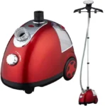 Vaporizador de ropa vertical rojo de 1800W con manguera y percha, ideal para alisar prendas.