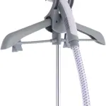 Vaporizador de ropa vertical 1800W con percha, manguera texturizada y detalle gris.