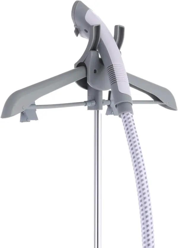 Vaporizador de ropa vertical 1800W con percha, manguera texturizada y detalle gris.