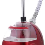 Vaporizador de ropa vertical rojo 1800W con manguera, tanque de agua transparente y ruedas.