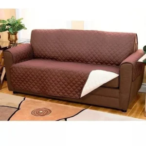 Cubre sofá de 3 puestos marrón acolchado con protector de asiento blanco de contraste.