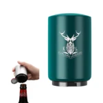 Destapador automático verde con diseño de ciervo y texto "Explore Legends", junto a una mano abriendo botella Budweiser.