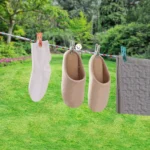 Set de 60 pinzas para colgar ropa y cuerda tendedero secando al aire libre en el jardín.
