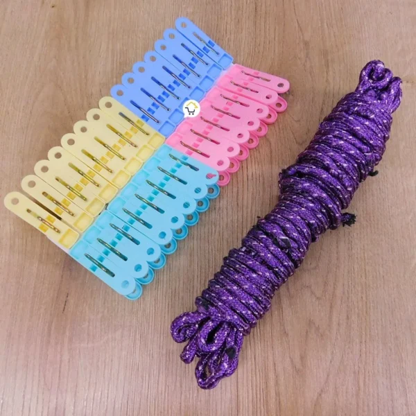 Set de 60 pinzas para ropa en colores surtidos y cuerda para tendedero morada sobre fondo de madera.