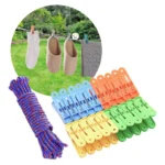 Set de 60 pinzas de colores y cuerda para tender ropa, con calcetines y pantuflas secándose al sol.