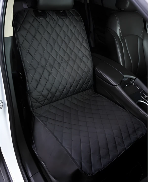 Forro protector negro para silla de carro, ideal para mascotas en el asiento delantero.