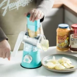 Rallador molino de verduras giratorio con base de succión, cortando patatas en láminas finas.