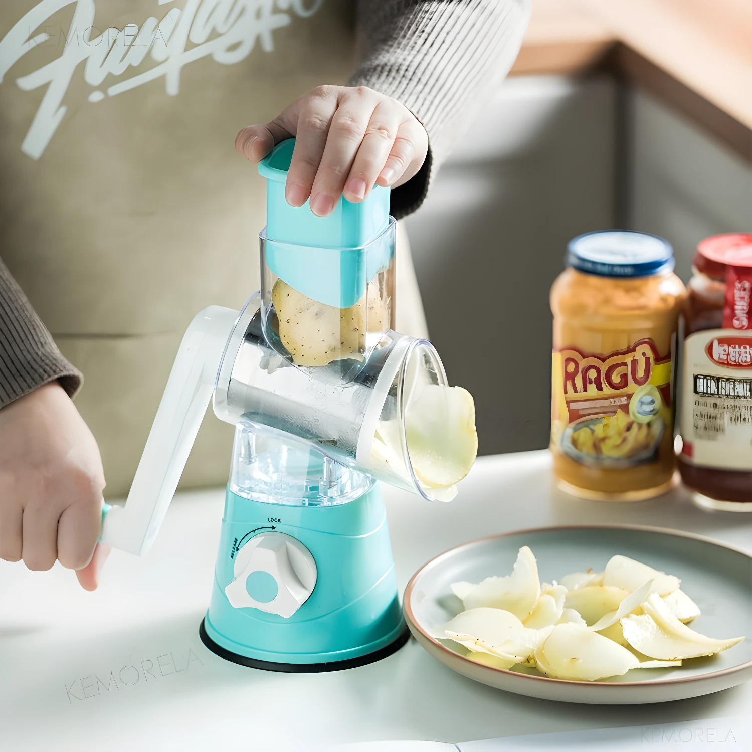 Rallador molino de verduras giratorio con base de succión, cortando patatas en láminas finas.