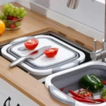 Tabla multifuncional con escurridor para cocina, con tomates y cuchillo, lista para preparar alimentos.