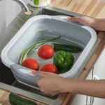 Tabla Multifuncional con Escurridor para lavar y picar vegetales frescos en la cocina.