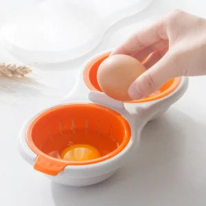 Hervidor de huevos para microondas, con huevo entero y yema separada en recipientes.