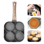 Sartén antiadherente de 4 puestos con mango de madera para cocinar huevos o tortitas.