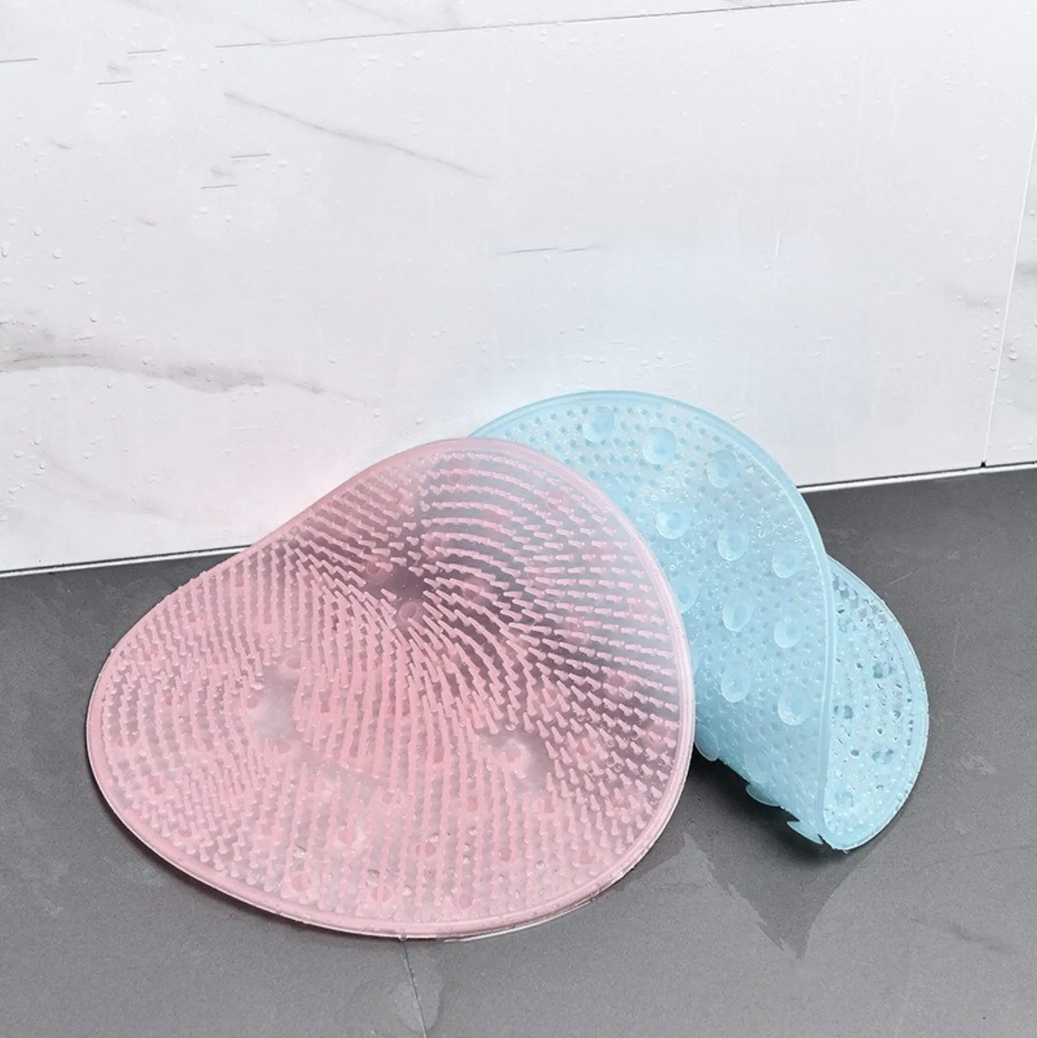 Tapete masajeador de pies en forma de corazón, rosa y azul, con ventosas.