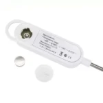 Termómetro de cocina digital blanco con sonda metálica y batería LR44 visible.