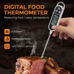 Termómetro digital de cocina con sonda de acero inoxidable midiendo un corte de carne asada.
