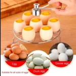 Partidor de cáscara de huevos en estante con huevos listos para romper y huevos frescos abajo.