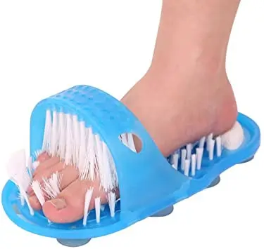 Pie de persona usando masajeador de pies azul con cerdas para limpieza y exfoliación.