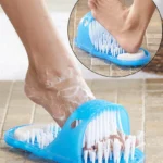 Masajeador de pies azul para ducha con cerdas que exfolian y piedra pómez para pies suaves.